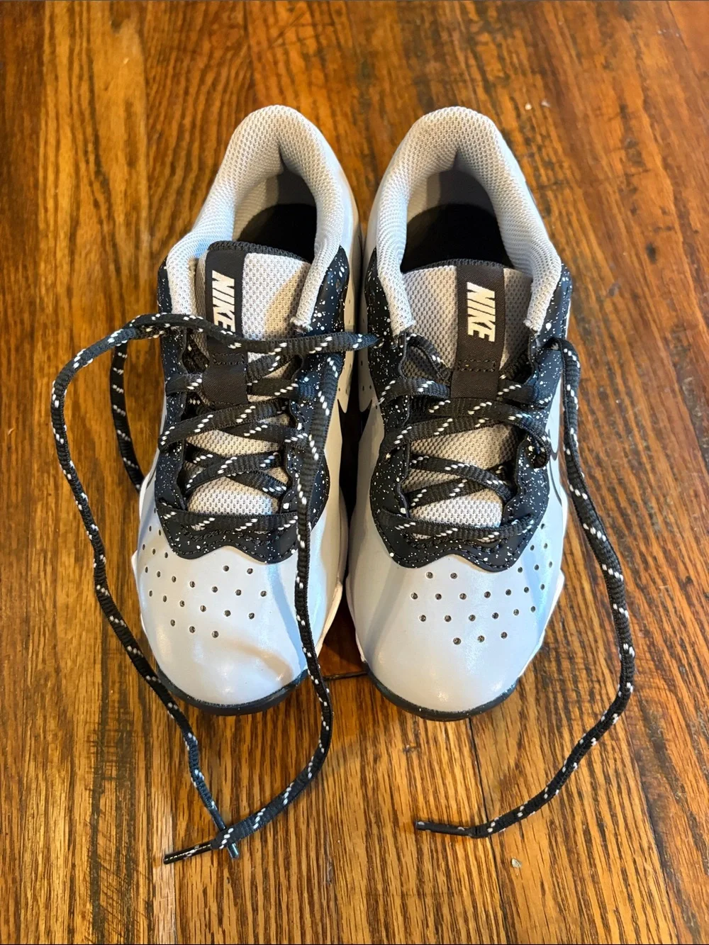 🎉NWOB! Nike Kids White and Black Low-Top Cleats!